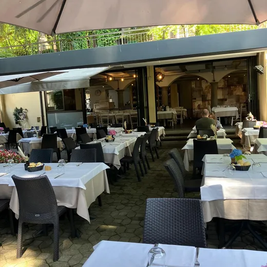 Il porticato del giardino con i tavoli apparecchiati