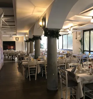 La sala interna con le arcate in pietra, allestita per un evento