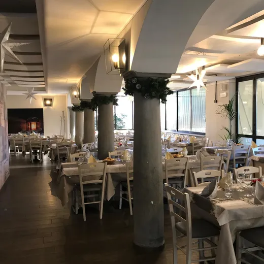 Le colonne in pietra della sala interna, decorate e illuminate